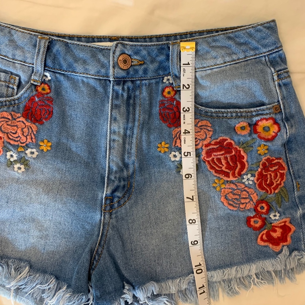 Forever 21 Embroidered Cut Offs - Picture 7 of 7